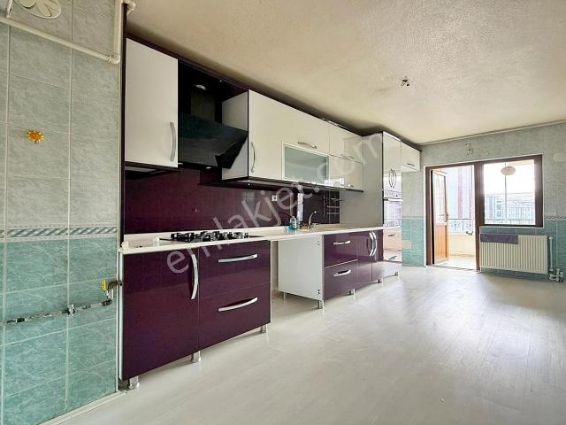 Yasa'dan Karakaya'da Cadde'de Aileye Uygun 3.kat Kiralık Daire!