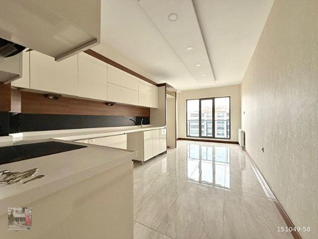 YAVUZ İPEK EMLAK'TAN SİTEDE 4+1 8.KAT YAPILI DAİRE