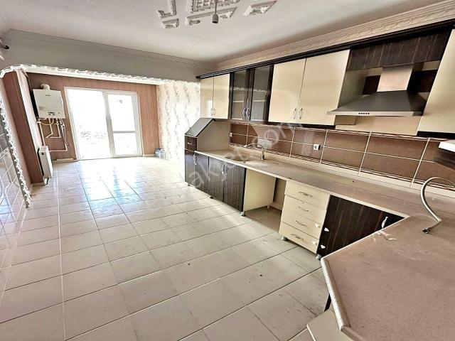 Yayla Tevfik Ünsal Okulu Karşısı 140m2 Geniş Daire Arayanlara!