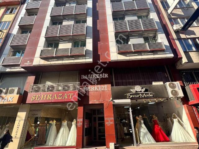 Yaymacılar Cd Balıkesir İş Merkezinde Kiralık Asansörlü 1+1 Ofis