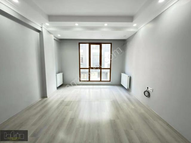 Yeşilova'da Kiralık 2+1 Daire: Metrobüse Yakın, 80 M²