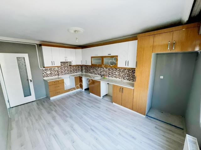 Yeşilova'da 3+1 Doğalgazlı Arakat Geniş Ferah Kiralık Daire