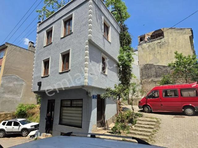 Yeşilde 3 Katlı Müstakil Ev