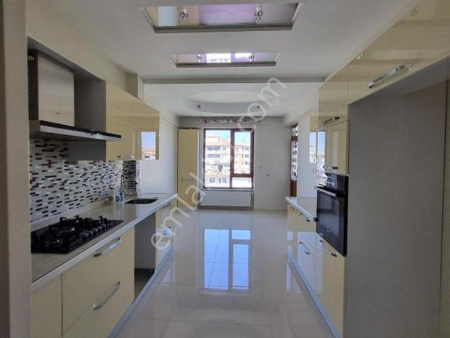 Yeşilyurt Çilesiz Mah Nıkah Sarayı Yanında Cad Üzerinde 9. Ara Kat 4+1 Satılık Daıre