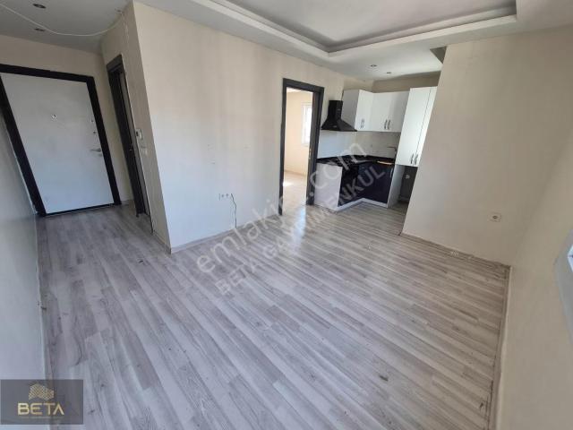 Yeşilyurt Mavi Bulvar'da Balkonlu Yeni Boyalı 1+1 2 Cepheli