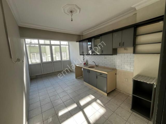 Yeşilyurt Mahallesinde Arakat Eşyasız Kiralık 2+1 Daire