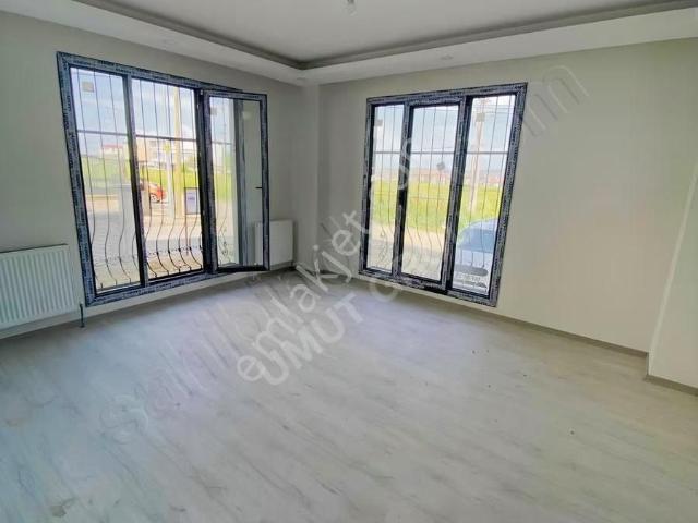 Yeni Mahalle De Kiralık 2+1 Yüksek Giriş