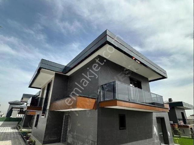 Yeni Bağlıcada Muhteşem Konumda 4+1 Satılık Villa