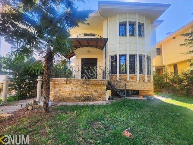 Yenişehir İyi Konumda Acil Satılık 3 Katlı Villa 470 M2 Bahçeli