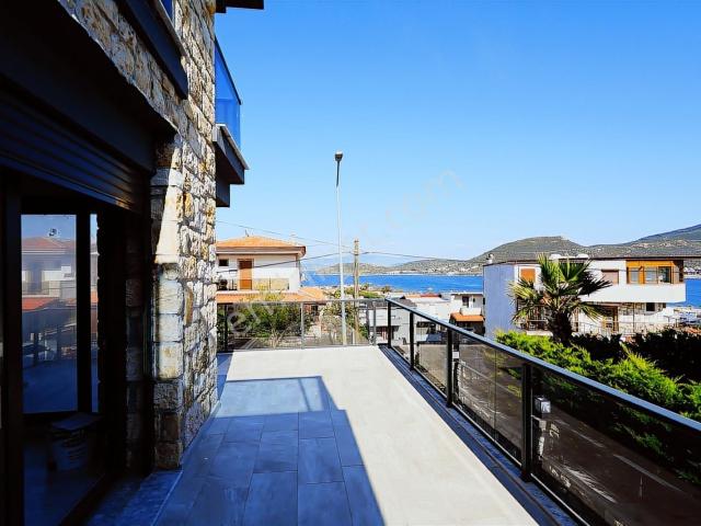 Yeni Foça Burnucunda Deniz Manzaralı, Tripleks Villa!