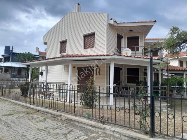 Yeni Foça Burunucunda Denize Sıfır Satılık Villa
