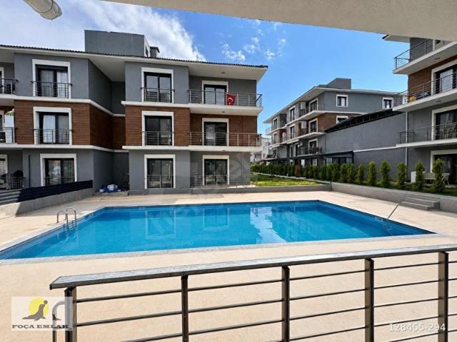 YENİ FOÇA DA HAVUZLU BUTİK SİTEDE KİRALIK SIFIR 1+1 DAİRE