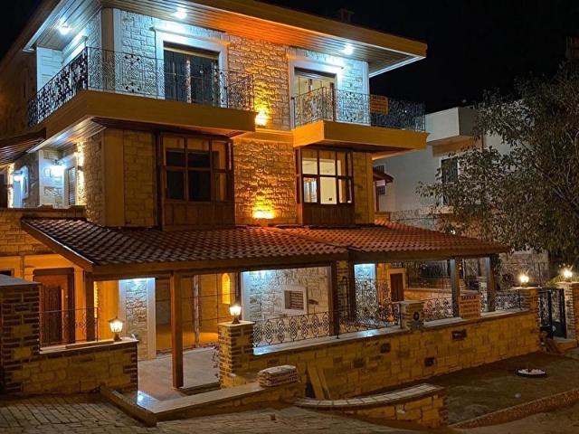 YENİFOÇA MERKEZDE 3+1 ORJİNAL FOÇA TAŞI KAPLAMA TRİPLEKS VİLLA