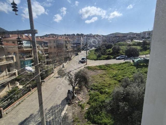 Yeni Foça Merkezde Satılık 2+1 Ferah Daire