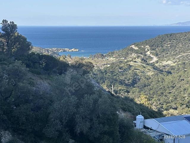 YENİFOÇA SAZLICADA DENİZ MANZARALI 3 KAT VİLLA İMARLI ARSA