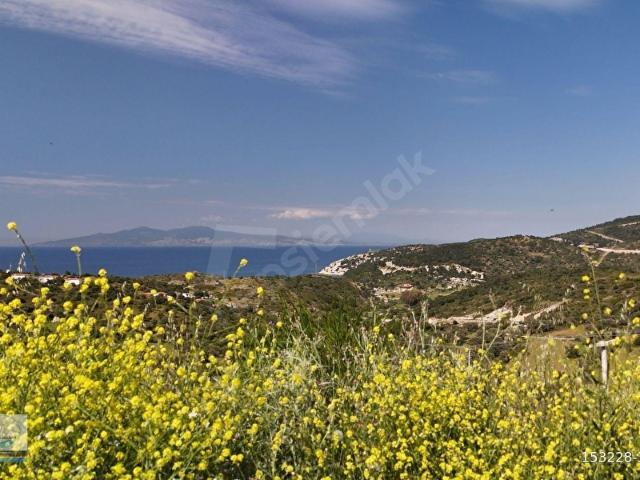 YENİFOÇA SAZLICA'DA DENİZ MANZARALI 243 M2 İMARLI VİLLA ARSASI