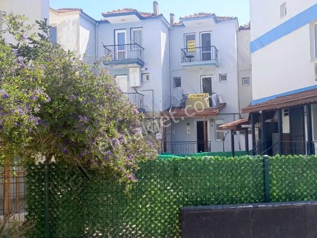 Yeni Foça Site Merkeze Yakın Satılık 3+1 Villa