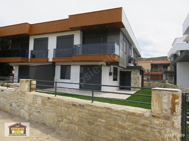 Yeni Foça Tam Merkezde Büyük Bahçeli Yeni Yapı Doğal Gazlı Açık Teraslı 3+1 180m2 Dublex