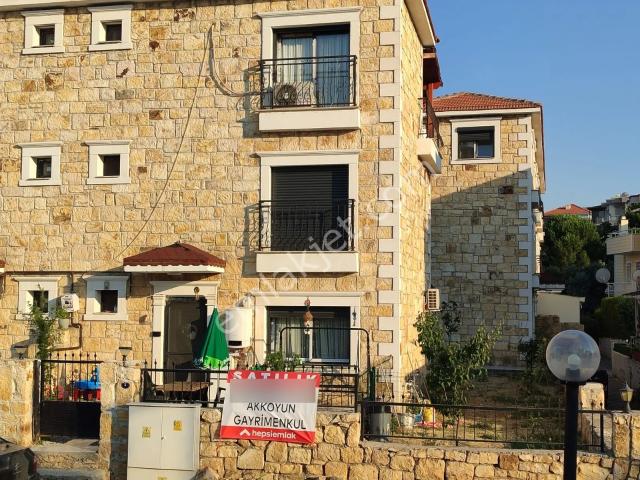 Yeni Foçada4+1 Denize Yakın Site İçerisinde Fırsat Taş Villa.