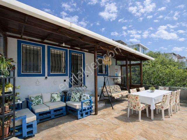 Yeni Foça'da Deniz Manzaralı Bahçeli Eşyalı Kiralık Yazlık