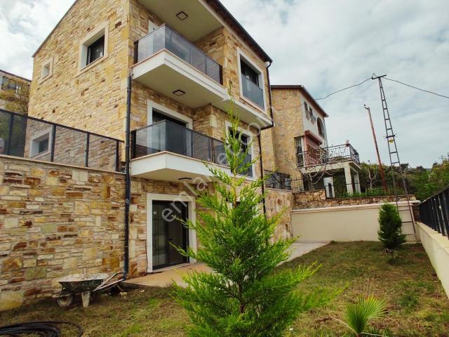 Yeni Foça'da Deniz Manzaralı Satılık Sıfır Villa