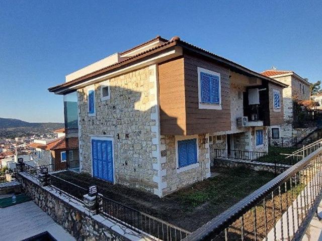 YENİFOÇA'DA SATILIK HAVUZLU SİTEDE GENİŞ 4+1 TRİPLEKS VİLLA