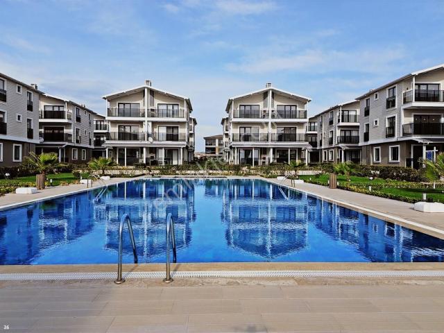 Yeniçiftlik Denize Sıfır Sitede Havuzlu 4+1 Yazlık Villa