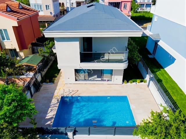 Yeniçiftlik Merkezde Havuzlu Müstakil Dubleks 4+1 Yazlık Villa
