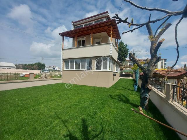 Yeniçiftlik Merkezde Okula Pazara Yakın 5+1 Bahçeli Yazlık Villa