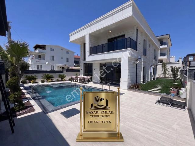 Yeniçiftlikte Ayrıcaklı Yaşam Sunan 350 M2 Arsa Paylı Havuzlu Müstakil Villa