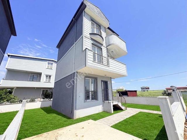 Yeniçiftlikte Deniz Manzaralı Müstakil Geniş Bahçeli 4+1 Villa