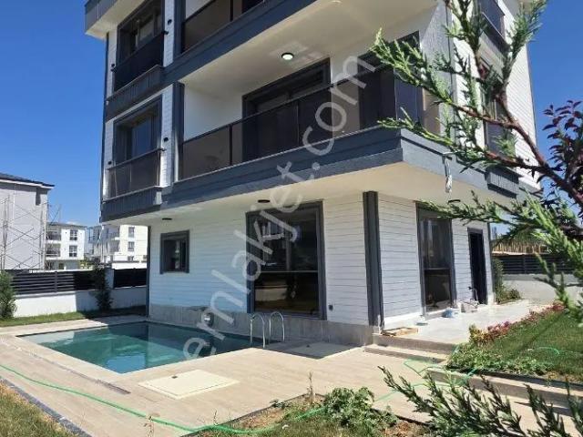 Yeniçiftlikte Köşebaşı Deniz Manzaralı 4+1 Havuzlu Lüks Villa