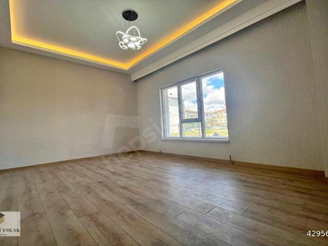 YENİKENT EMLAK'TAN CADDE ÜZERİ GENİŞ KULLANIŞLI ULTRA LÜX 2+1