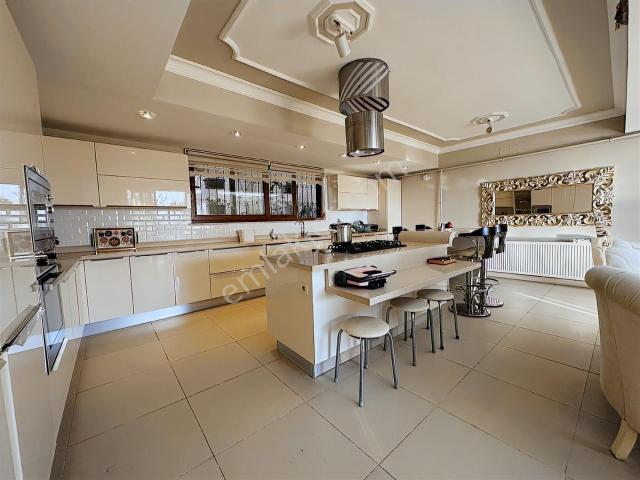 Yeni Rotadan Şehir Merkezinde Havuzlu Villa