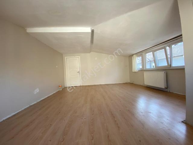 Yenibosna Mithatpaşa Caddesi Kiralık 3+1 Daire