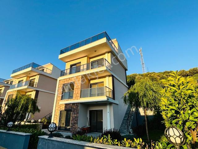 Yenifoça Cumhuriyet Mah. Kiralık Müstakil Bahçeli 6+1 Villa