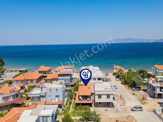 Yenifoça Gencelli'de Satılık 3+1 Bahçeli Dubleks Villa