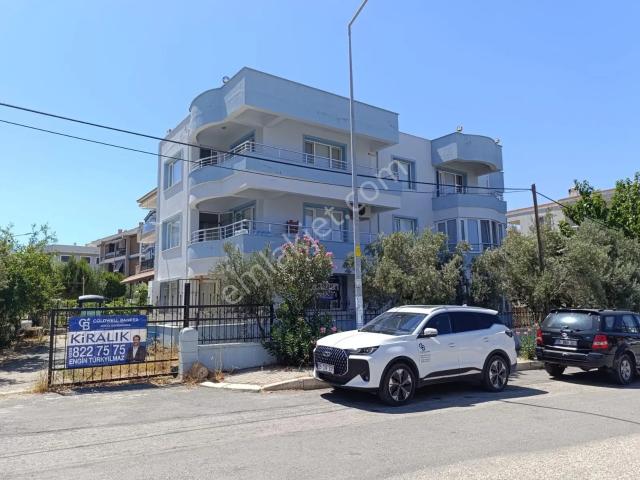Yenifoça M.kemal Atatürk Mah. Eşyalı Kiralık 3+1 Daire