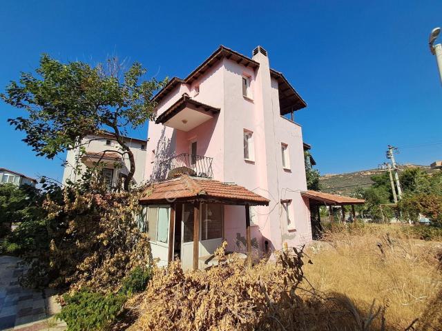 Yenifoça Merkezde Tam Müstakil, Bahçeli Tripleks