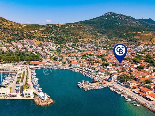 Yenifoça Merkezde Satılık Dubleks Müstakil Eski Taş Ev