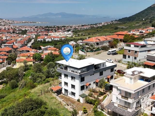 Yenifoça'da Önü Kapanmaz Manzaralı müstakil 4+2 Tripleks Villa