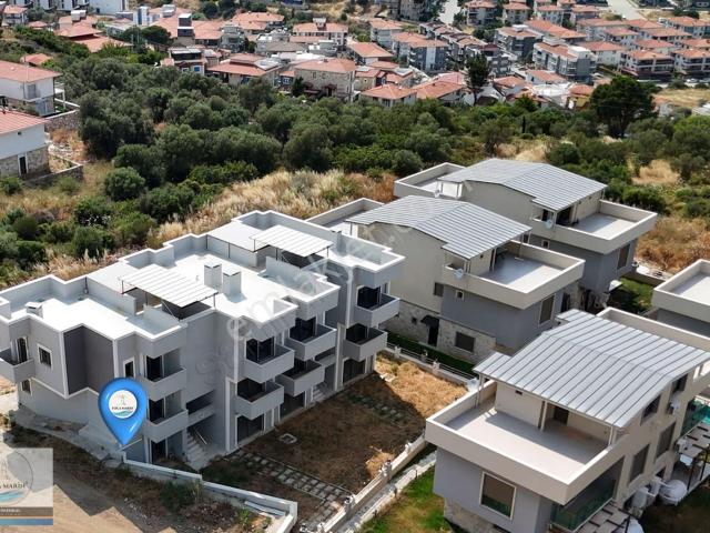 Yenifoça'da Çift Balkonlu Bahçe Dubleksi 2+1 Daire