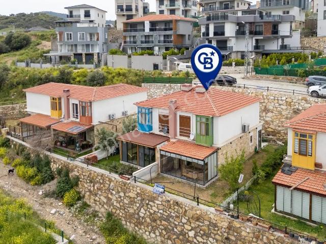 Yenifoça'da Satılık Müstakil Bahçeli 3+1 Villa