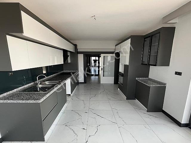 Yeniketin En Gözde Sitesinde 4+1 Ultra Lüx Panoramik Manzaralı