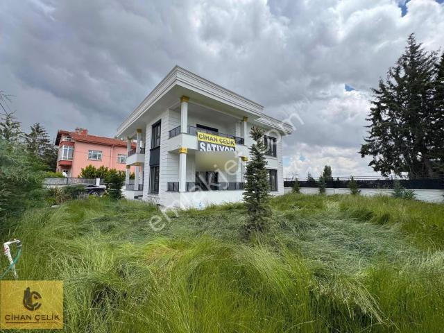 Yenisille Caddesinde 565 M2 Arsa İçinde Muazzam Müstakil Villa