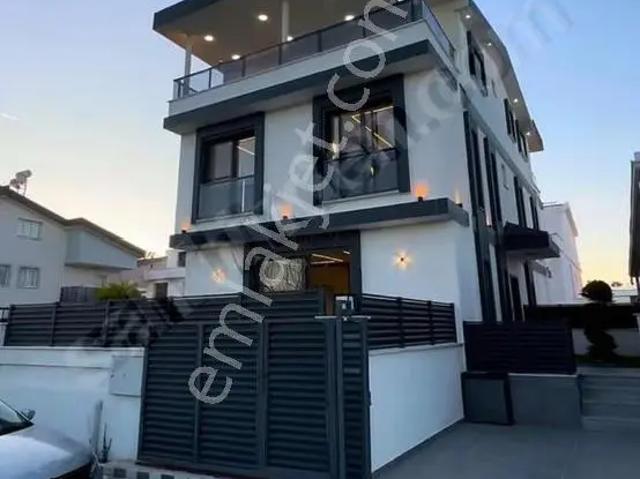 Yerden Isıtmalı Otoparklı 4+1 Villa