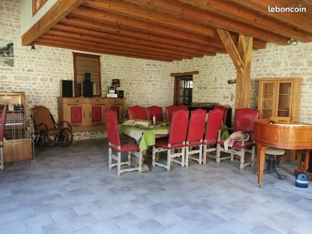Yevre le Chatel, plus beau village de France, maison ancienne avec local professionnel