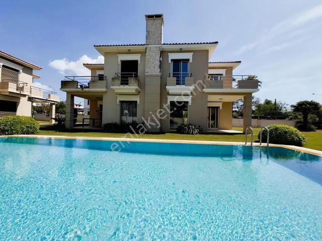 Yiğit Gayrimenkul'den Alaçatı Çamlıkyolda Havuzlu Satılık Villa