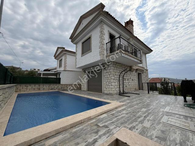 Yiğit Gayrimenkul'den Alaçatı'da Kiralık Havuzlu Lüks Villa