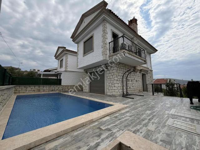 Yiğit Gayrimenkul'den Alaçatı'da Kiralık Havuzlu Lüks Villa